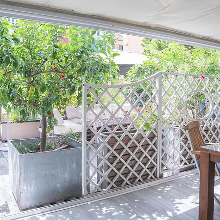 Dom wakacyjny Villa Flores Dehor Privato E Giardino Centro Citta, 450M Mare *
